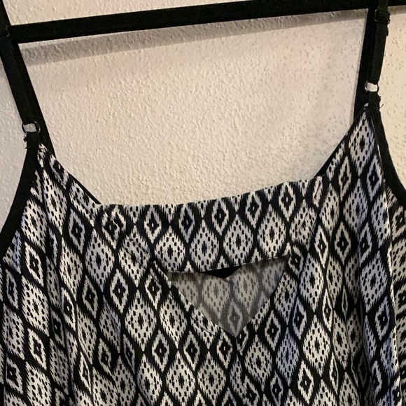 Xhileration Geometric Crop Top - Picture 3 of 5